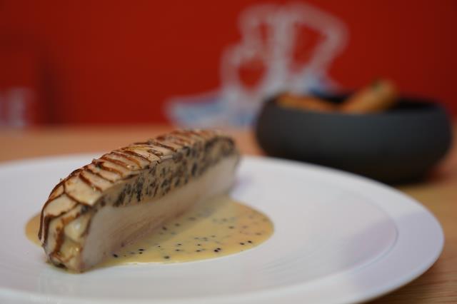 La recette de Romain Baconnier, grâce à laquelle il a remporté la première place de la Coupe de France de Volaille, dans la catégorie 'Etudiants' : Poularde aux saveurs terriennes, les pieds dans la mer’.