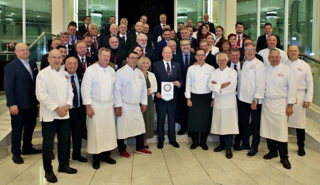 Autour du prince Albert II et du président de l'ASI William Wouters, les chefs mobilisés et une partie des délégués.