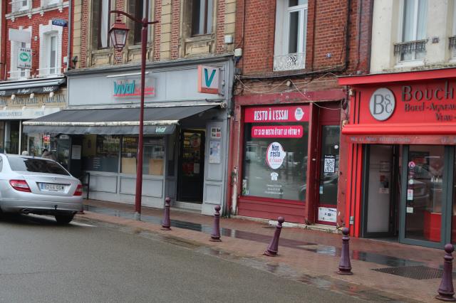 La boutique est située 8 place de l’hôtel de ville à Crèvecœur-le-Grand. 