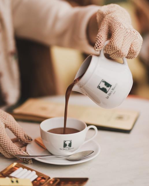 Le rituel du chocolat chaud "à l'ancienne", aux Deux Magots, à Paris.