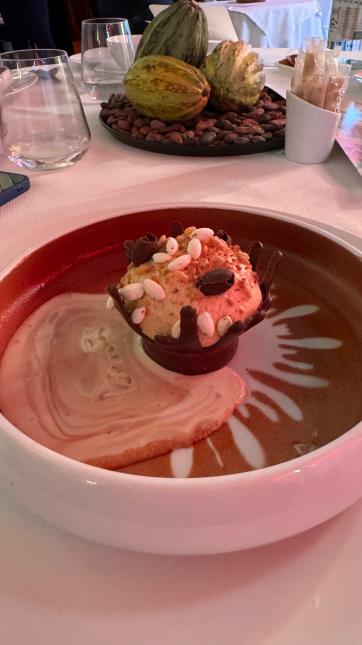 Entremets :feuilletine au riz soufflé japonais, ganache praliné au riz soufflé, sarrasin, glace au riz au lait, émulsion à la fève de tonka, de copeaux de chocolat, double sauce marbrée avec une sauce Vanuatu salée et crème anglaise à la tonka.