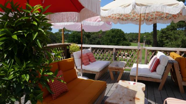 La terrasse vue golf de l'hôtel-restaurant La Baignoire, à Lacanau.