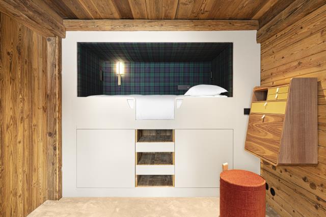 Des niches permettent d'optimiser l'espace et d'offrir du rangement, comme dans cette chambre du Chabichou, à Courchevel.