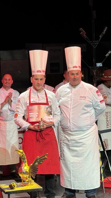Mathis Dho, accompagné de son professeur Frédéric Umidian, est monté sur la troisième marche du podium.