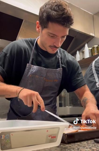 Sur Tiktok, le restaurateur partage, en musique, son travail sur son compte @mathismolinie. 