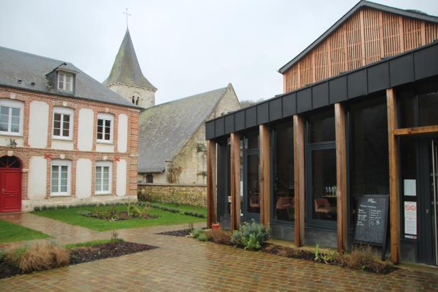 Le restaurant Skali dispose de grandes baies vitrées et d’une terrasse bien orientée qui offrent une vue sur l’église et le presbytère, mais aussi sur la vallée et l’abbaye.