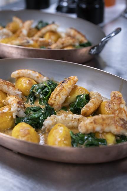 Les quenelles de cabillaud et langoustines, tombées de tétragones et sa bisque.