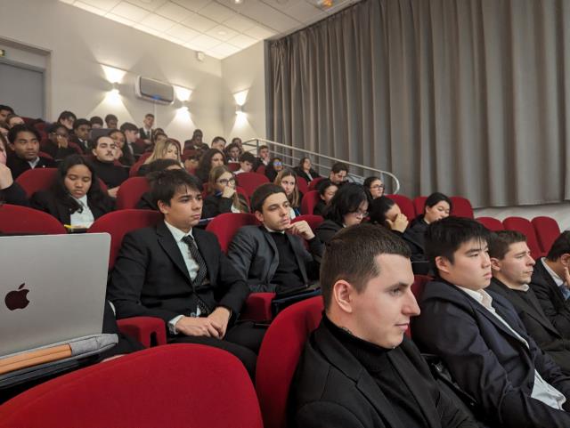 Les jeunes de l’École hôtelière de Paris-lycée Jean Drouant attentifs aux débats du Lab'Attractivité.
