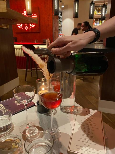 Chez Nectar, le cocktail qui accompagne l'entrée : JNPR1, infusion figue et noix, sirop de shiso, citron.
