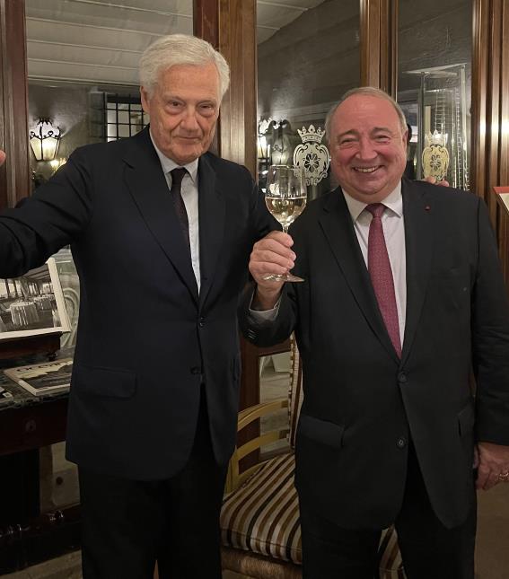 À gauche, Massimo Zanetti, président de Massimo Zanetti Beverage Group, et Thierry de La Tour d'Artaise, président du Groupe SEB.