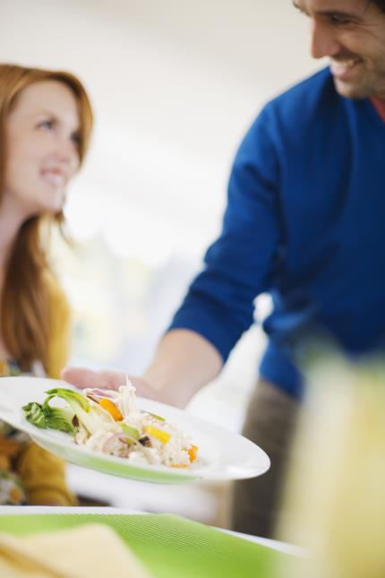 serveur avec assiette bio