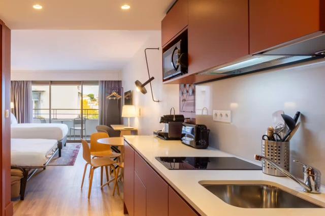 Le Staybridge Suites de Cannes. Chaque suite dispose d'une cuisine équipée. 