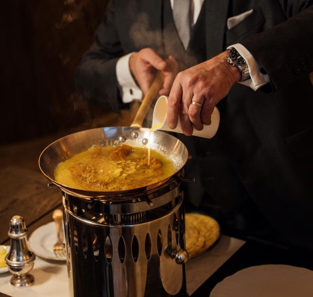 Flambage des crêpes Suzette façon Taillevent, pour conclure le menu Gestes.