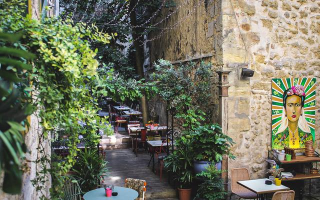 Le restaurant bordelais Frida a entièrement végétalisé son restaurant et son jardin.
