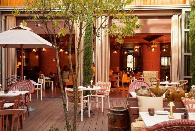 La terrasse arborée du restaurant Morimoto, de l'hôtel Mondrian Bordeaux les Carmes.