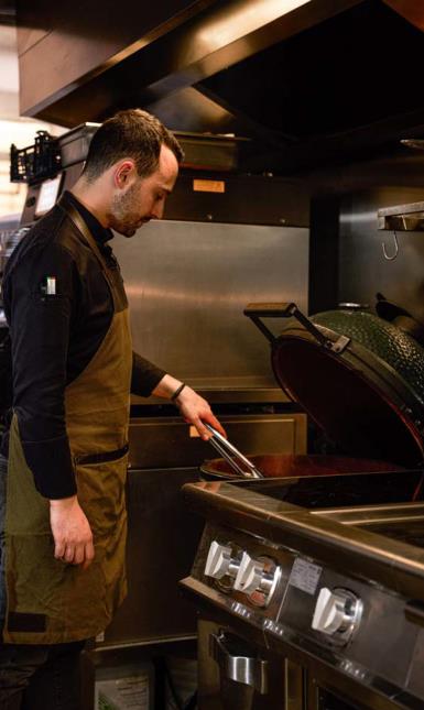 Au restaurant Braise à Paris, Sylvain Courivaud avec son Big Green Egg Large.