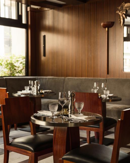 Le restaurant de l'Hôtel des Grands Voyageurs, conçu comme une brasserie moderne, est ouvert à la clientèle du quartier.