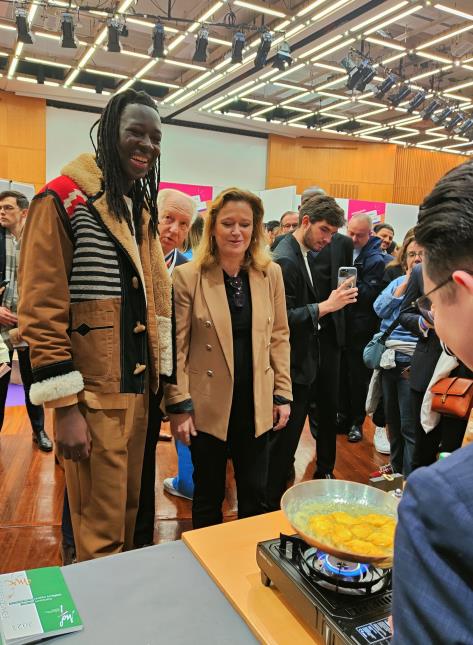 La ministre déléguée chargée des Entreprises, du Tourisme et de la Consommation, Olivia Grégoire, et le chef étoilé Mory Sacko sur le stand des meilleurs apprenntis de France.