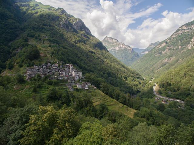 Corippo, membre de l’association italienne Albergo Diffuso, a transformé un village suisse en hôtel.