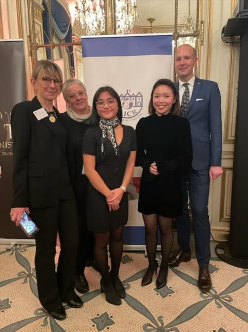 Louise Garay avec ses enseignantes Françoise Savart et Katy Woolf, ainsi que François Lenne (directeur réception le meurice) et la gagnante Mme Kim PHAM, élue meilleure réceptionniste catégorie professionnels.