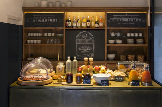 Pour son buffet de petit déjeuner, le COQ Hôtel, à Paris, mise sur les produits artisanaux , ainsi que sur les fromages et jambons labellisés AOP.