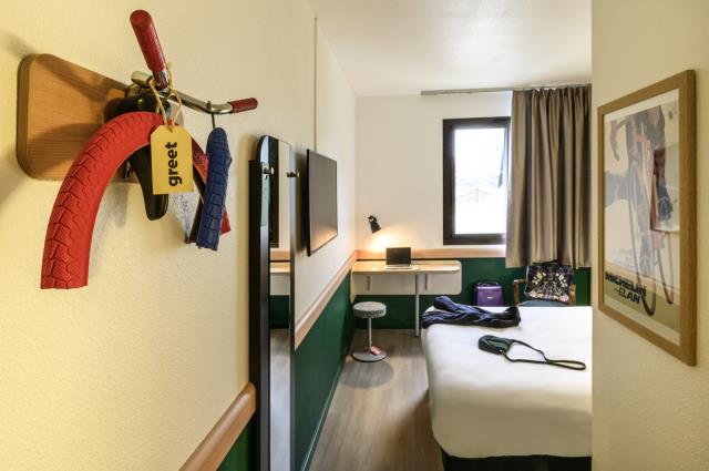 Le Greet d'Evreux a été décoré sur le thème du vélo et un local de réparation de cycles est intégré dans l'hôtel grâce à un partenariat avec une association locale. 