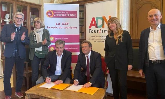 Signature de la convention de partenariat avec François de Canson, d'ADN Tourisme (gauche), et Jean-Virgile Crance (CAT). 