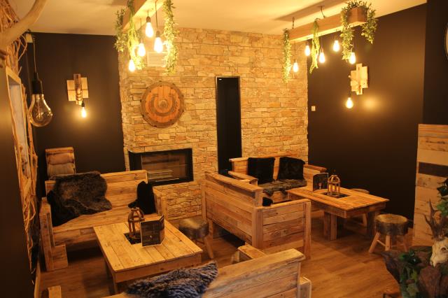 Dans le restaurant de 52 couverts, l’ambiance se veut chaleureuse grâce au mobilier en bois.