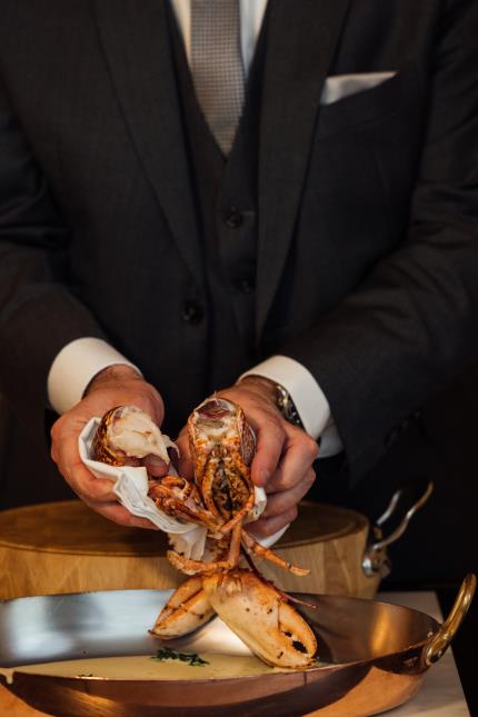 Préparation du homard face au client, dans la salle du Taillevent, à Paris.