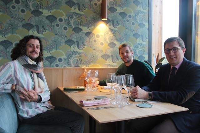 Alexandre L’Horphelin (à g.) et Timothée Ludot (au centre), attablés avec Bastien Coriton, le maire de la commune nouvelle de Rives-en-Seine, propriétaire du restaurant.