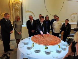 Emmanuel Macron découpe la galette de l’Epiphanie à l'Elysée, le 5 janvier.