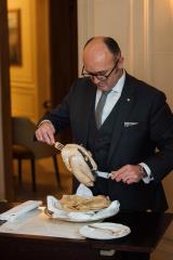 Découpe de la volaille au guéridon, au restaurant Le Taillevent à Paris.