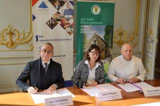 Signature de la convention Umih Gîtes de France avec Eric Abihssira, vice-président de l’Umih,...