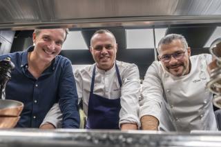 Stéphane Rotenberg, Yoanne Flament et Glenn Viel en cuisine.