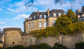 Ce bâtiment du XVe siècle fut le premier Hôtel de ville de Rennes.	