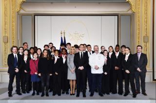 invités du lycée Belliard autour de Emmanuel et Brigitte Macron