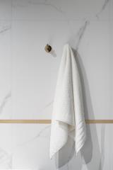 Indispensable dans une salle de bains, la patère va servir à suspendre le drap de bain que l’on...