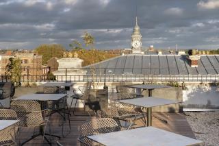 Le toit-terrasse de Quai Central, à Tourcoing, accueille un bar et un restaurant. 