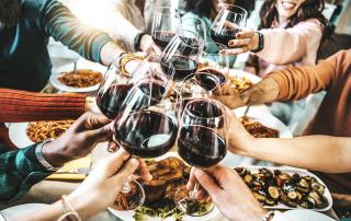 Les événements festifs entre amis constituent des occasions de consommer du vin en CHR. 