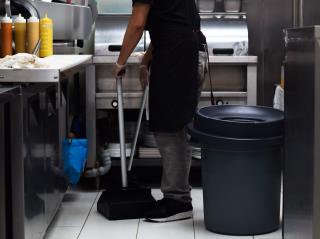 Avant de nettoyer le sol, enlevez tout débris ou résidu alimentaire par un balayage humide. Cela évite que la saleté ne soit simplement déplacée dans la cuisine pendant le nettoyage.