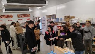 Les élèves de Jean Vigo dans les différentes travées et section du magasin 
