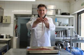 Olivier Bellin dans les cuisines de son restaurant.