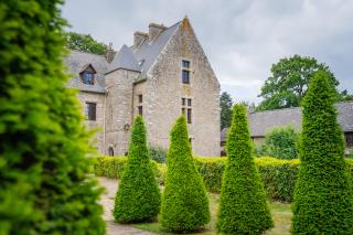 La Maison Obono est composée de deux bâtiments, dont un manoir du XIIIe siècle.