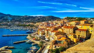Le port de Calvi. La Corse est classée pour la première fois comme la région la plus accueillante en France en 2024, selon Booking.com.