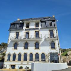 Le Pavillon de la plage surplombe la plage de Trébeurden (22).