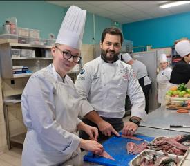 Le chef Anthony Avoine avec une élèves de la Closerie