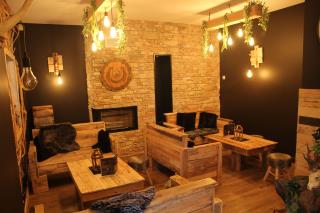 Dans le restaurant de 52 couverts, l’ambiance se veut chaleureuse grâce au mobilier en bois.