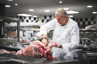 Chef doublement étoilé, Christophe Dufossé aime se définir comme un « cuisinier paysan ».