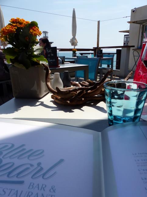 Le BLue Pearl fait figure d'exception dans le paysage avec sa terrasse privée et personnelle sur la mer.
