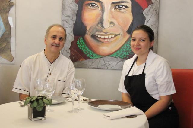 Le chef Antoine Souillat et Adriana Iurtuc, stagiaire issue de l'université de Cluj-Napoca en Roumanie